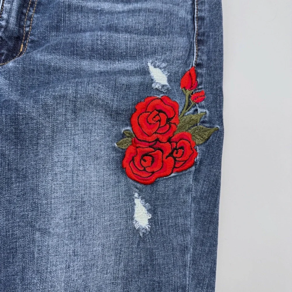 KanCan Rose Embroidered‎ Distressed Skinny Jeans Medium Wash Size 9 / 28